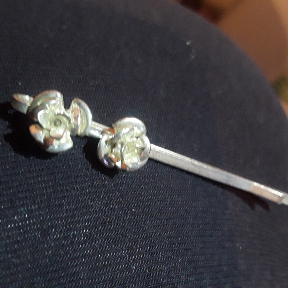 2 Hair clips w/free Black Bracelet